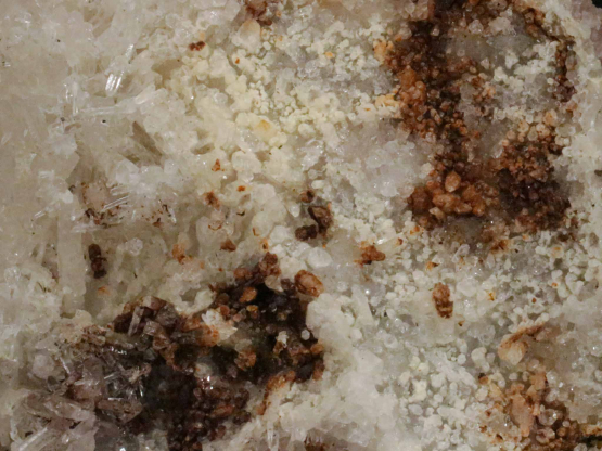 morganiet met lemurische bergkristal